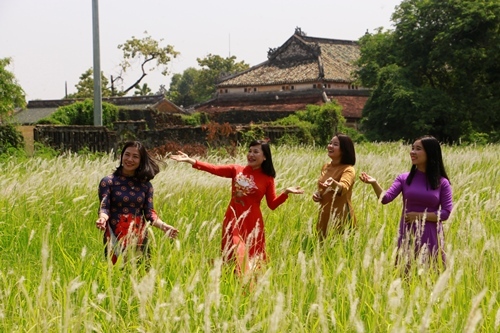 Phụ nữ mặc áo dài được miễn phí vé vào Di tích Huế